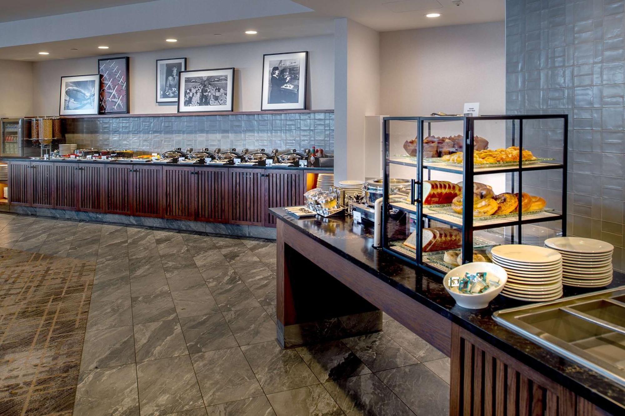 Отель Hilton St. Louis Airport Woodson Terrace Экстерьер фото
